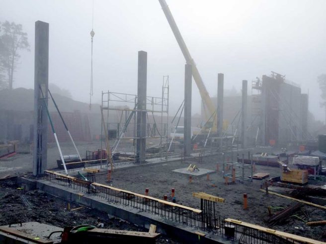 Søyler gjennomgående over flere etasjer betyr også rask monteringstid.