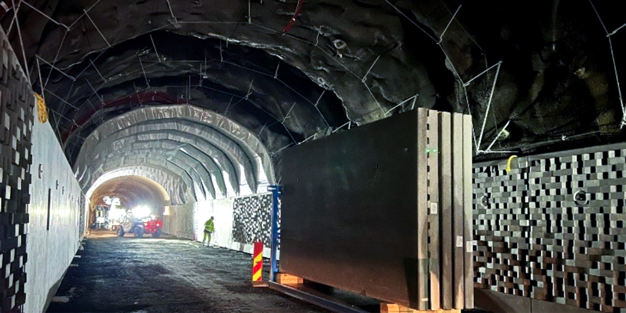 Prefabrikkert akustisk veggelement i betong til verdens lengste gang- og sykkeltunnel