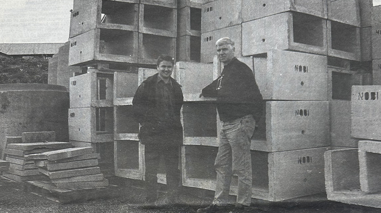 Gammelt bilde av betongkanaler og kabelkanaler som viser leveranser fra forrige årtusen